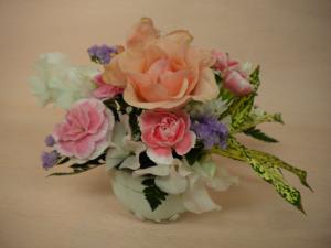 今日の写真は卓花アレンジです｜「フラワーショップ　サンワ」　（北海道室蘭市の花キューピット加盟店 花屋）のブログ